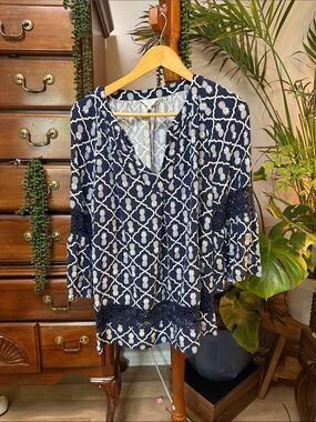 Crown & Ivy Navy and White Pineapple Patterned Crochet Lace Women's Tunic Top